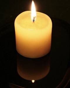 479px-Candle-flame-and-reflection